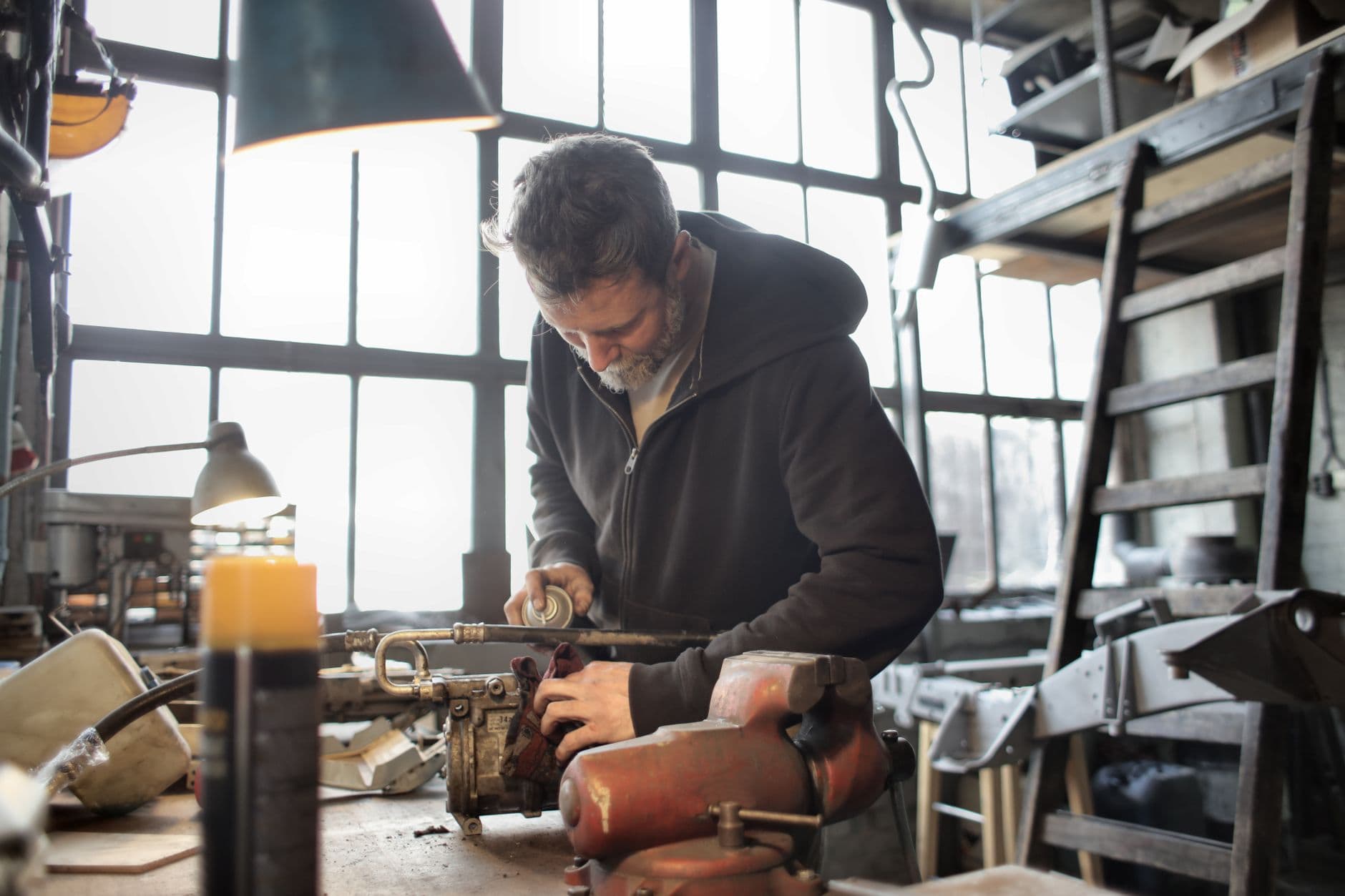 Medewerker aan het werk in een kmo-atelier